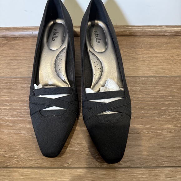 Abella Women's Suede Strappy Low Heeled Dress Shoes, Size 10, EUC, Blac - Picture 4 of 9